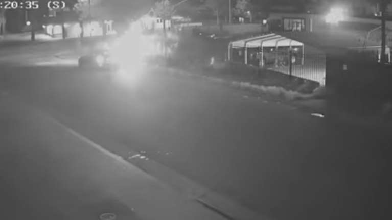 ΗΠΑ: Η σοκαριστική στιγμή που 34χρονη βάζει φωτιά σε άστεγη στο Σακραμέντο [βίντεο]