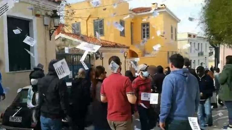 ΝΔ για επίθεση Ρουβίκωνα στο σπίτι Καραμανλή: Οι θρασύδειλοι τραμπούκοι δεν πρόκειται να εκφοβίσουν κανέναν