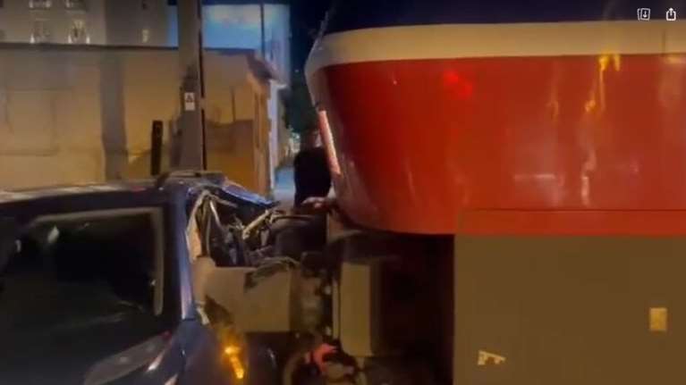 Θεσσαλονίκη: Τρένο συγκρούστηκε με ΙΧ αυτοκίνητο [Βίντεο]