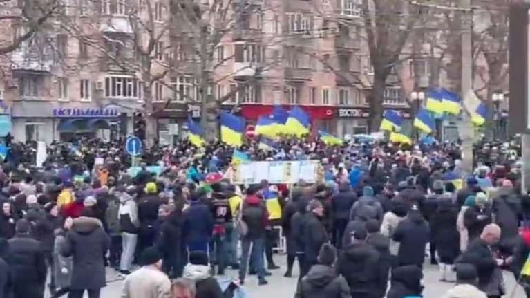 Εκατοντάδες πολίτες διαδηλώνουν στη Χερσώνα - Άντρας ανέβηκε σε ρώσικο τεθωρακισμένο με την ουκρανική σημαία [Βίντεο]