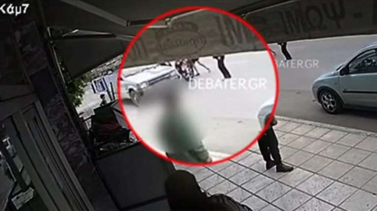 Απίστευτο θράσος: Ξυλοκόπησαν άγρια αστυνομικό που έκανε παρατήρηση για παρκάρισμα - &quot;Νταβατζή θα σε βάλουμε;&quot; [Βίντεο]