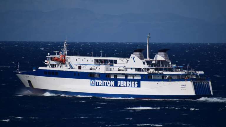 Μηχανική βλάβη στο πλοίο Ιονίς με 183 επιβάτες μεταξύ Κέας και Μακρονήσου - Έφτασε στο Λαύριο με μία μηχανή