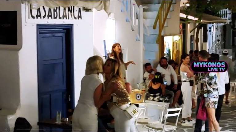 Μύκονος: Δεν υπάρχει κορονοϊός για τους Έλληνες σελέμπριτι - Αγκαλιές και φιλιά στα στενά του νησιού [Βίντεο]