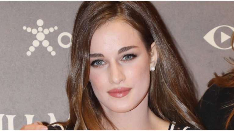 Φωτεινό με θέα την Ακρόπολη: Η Μαρία Βοσκοπούλου ποζάρει στον τεράστιο καθρέφτη της και μας δείχνει το διαμέρισμά της