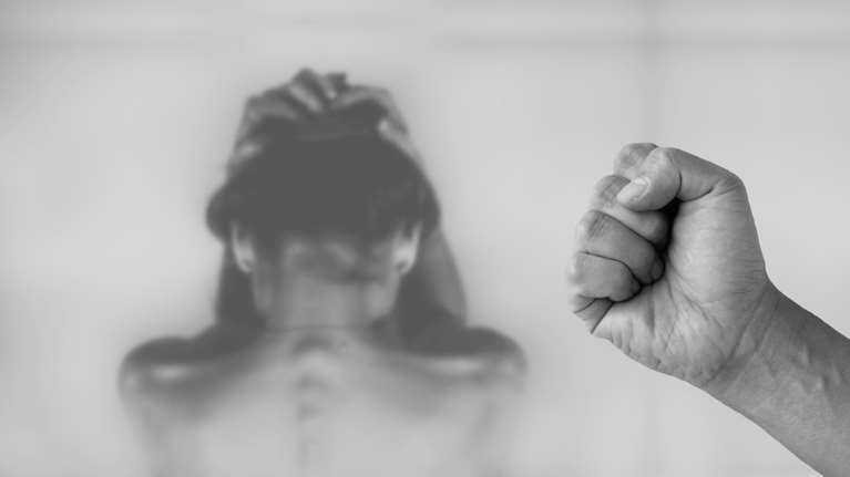 Σοκαριστικό περιστατικό στον Βόλο: Σύζυγος ξυλοφόρτωσε την έγκυο γυναίκα του