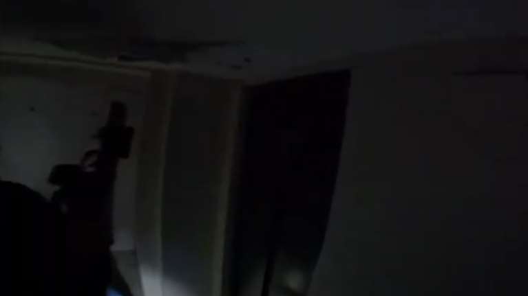 Τουρκική μαφία: Η στιγμή που αστυνομικοί κάνουν έφοδο σε διαμέρισμα - Εντόπισαν βαλίτσα γεμάτη με όπλα