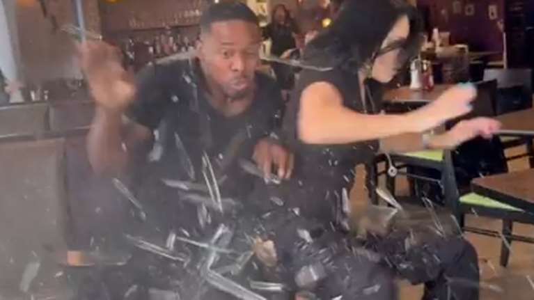 Σοκαριστικό βίντεο: SUV έπεσε σε τζαμαρία εστιατορίου τη στιγμή που influencers έτρωγαν μπέργκερ