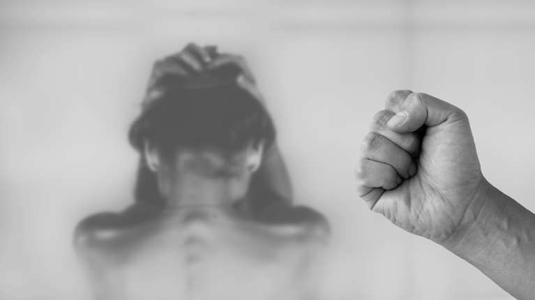 Πάτρα: Ξυλοκόπησε την πρώην σύζυγό του έξω από το σχολείο του παιδιού τους - Την έβριζε χυδαία