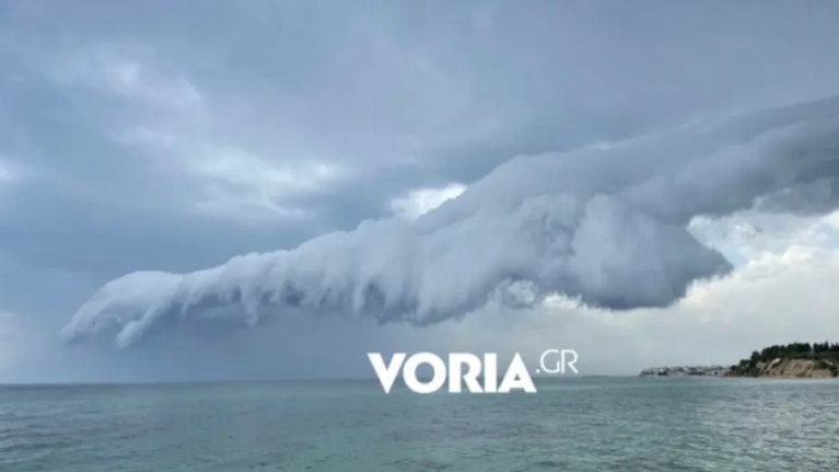Καταιγίδα στη Χαλκιδική: Σύννεφο γίνεται ένα με τη θάλασσα - Εντυπωσιακό βίντεο