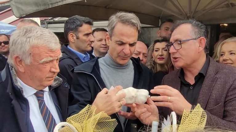 Λάρισα: Σκόρδα για το... κακό το μάτι έδωσαν αγρότες στον Κυριάκο Μητσοτάκη [εικόνες - βίντεο]