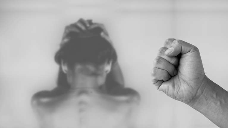 Βόλος: Τα ανήλικα παιδιά τηλεφώνησαν στην αστυνομία για ενδοοικογενειακή βία - Αλκοολικός και βίαιος ο "νταής" σύζυγος