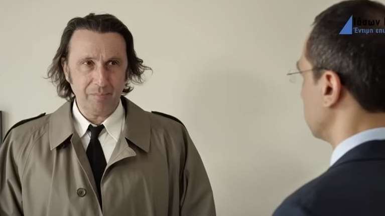 &quot;Κύριε κομματάρχα....&quot;: Το cringy προεκλογικό σποτ του Ιάσονα Πιπίνη με πρωταγωνιστή τον... Ρένο Χαραλαμπίδη