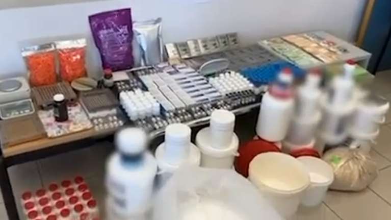 Φάμπρικα αναβολικών με κέρδος πάνω από 400.000 ευρώ - Δύο συλλήψεις, κατασχέθηκαν πάνω από 8.000 τεμάχια