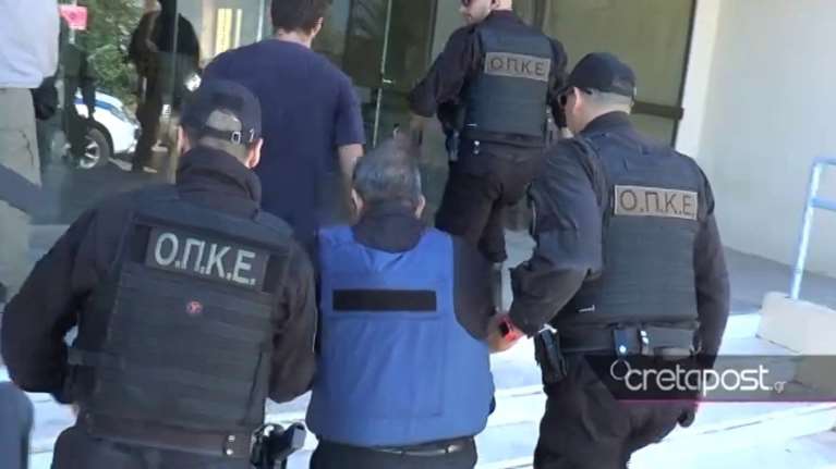 Ρέθυμνο: Προφυλακίστηκε ο γυναικοκτόνος - Με αλεξίσφαιρο πήγε στον ανακριτή [εικόνες, βίντεο]