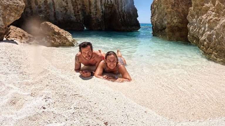 Ελεονώρα Μελέτη: Σε μαγική παραλία της Κεφαλονιάς με λεοπάρ ολόσωμο μαγιό και τον Θοδωρή Μαροσούλη