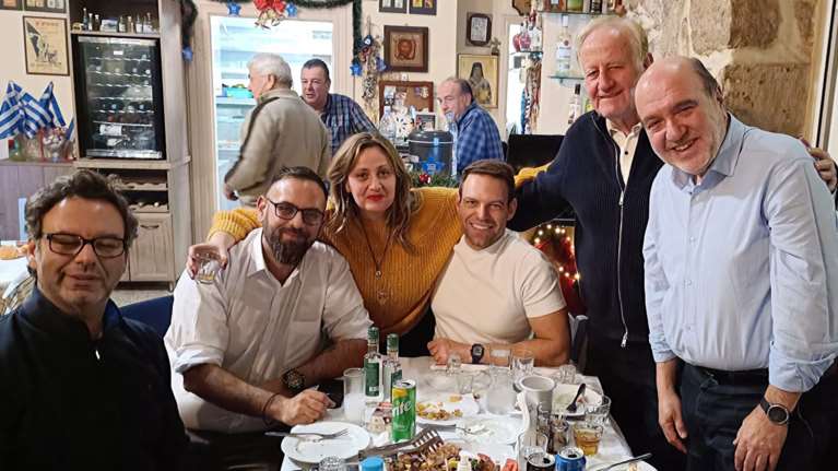 Στέφανος Κασσελάκης: Σε εκδήλωση του ΣΥΡΙΖΑ στον Πειραιά μαζί με τον πατέρα του και τον αδελφό του [εικόνες]