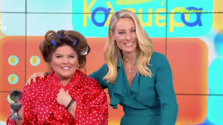 Χαμός στο πλατό: Η Δανάη Μπάρκα με ρόμπα και ρόλεϊ λιβάνισε την Ελεονώρα Μελέτη