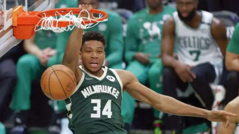 Ιστορία έγραψε και πάλι ο Αντετοκούνμπο: Ξεπέρασε τον Τζαμπάρ σημειώνοντας το 432ο double double στην καριέρα του