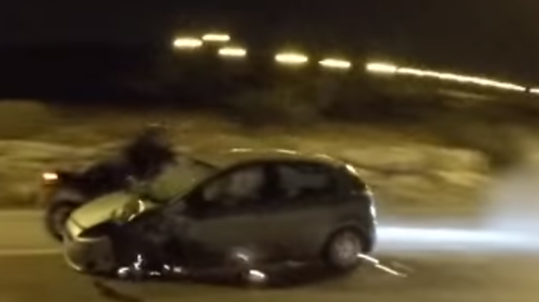 Ανατριχιαστικό τροχαίο στα Λιμανάκια: Κινδύνεψαν ζωές - Σοκαριστικό βίντεο