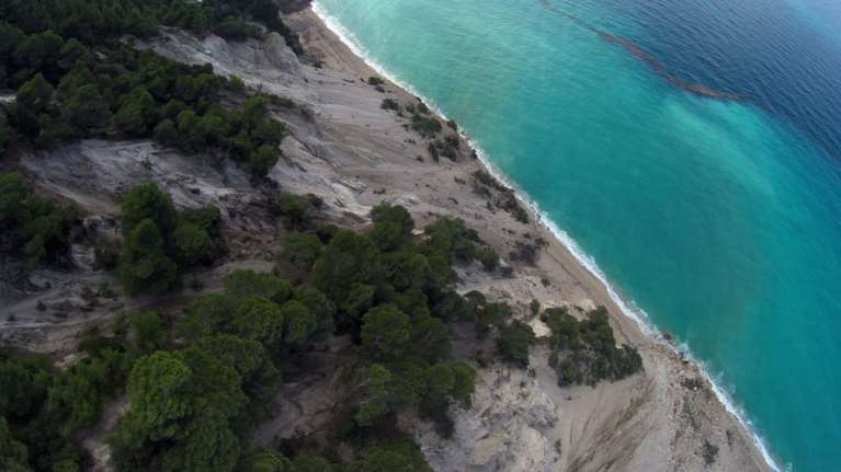 Θρίλερ στη Λευκάδα: Εντοπίστηκε πτώμα σε παραλία - Σε παιδί ανήκει η σορός