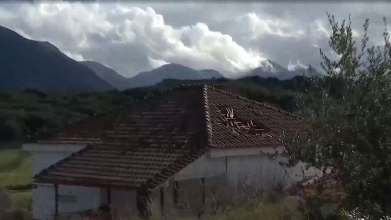Ανεμοστρόβιλος στη Θεσπρωτία: 11χρονη σώθηκε από θαύμα όταν κατέρρευσε η σκεπή στο σπίτι [βίντεο]