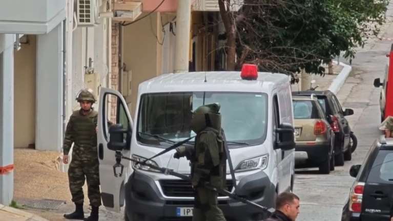 Καμίνια: Η επιχείρηση του Στρατού για την απομάκρυνση της χειροβομβίδας από πάρκινγκ πολυκατοικίας [βίντεο]