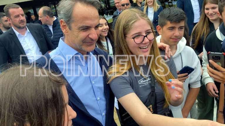 Καβάλα: Η μαθήτρια με τα μπλε νύχια που τράβηξε την προσοχή του Κυριάκου Μητσοτάκη [βίντεο]