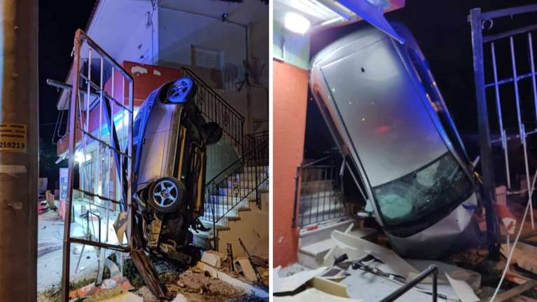 Απίστευτο τροχαίο στην Αρτέμιδα: Αμάξι καρφώθηκε όρθιο σε είσοδο καταστήματος [εικόνες]