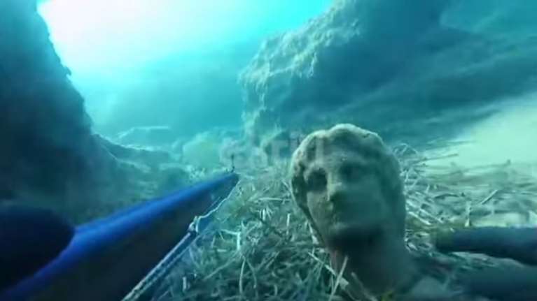 Κρήτη: Ψαροντουφεκάς βρήκε κεφαλή αγάλματος στον βυθό [βίντεο]