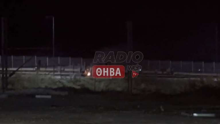 Επεισόδια στη Θήβα: Ρομά ανάβουν φωτιές και πετάνε πέτρες σε οχήματα - Ισχυρές αστυνομικές δυνάμεις στο σημείο [Βίντεο]