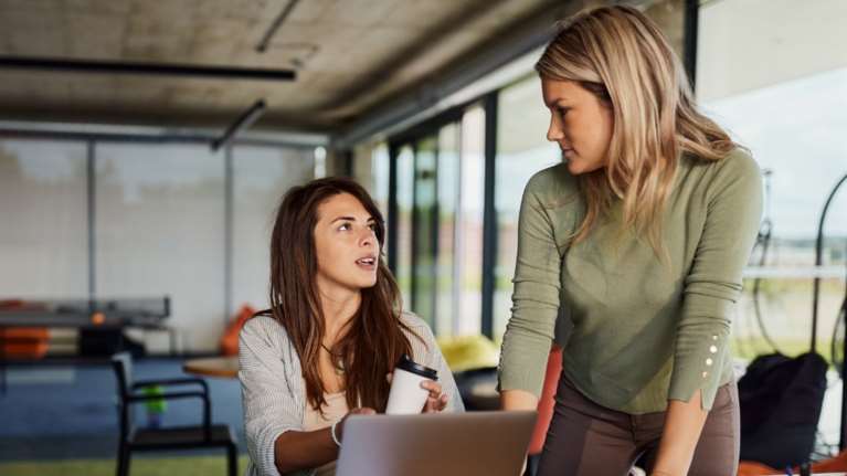 Πανελλαδική έρευνα της Women Act για τα εμπόδια στην επαγγελματική εξέλιξη των γυναικών