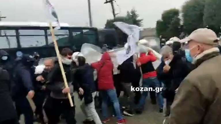Επεισόδια και χημικά στην Κοζάνη: Ένταση πριν την επίσκεψη Μητσοτάκη [βίντεο]