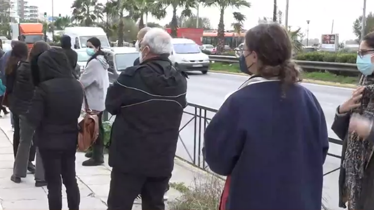 Κορονοϊός: Ατέλειωτες ουρές για τεστ μετά το &quot;τσουνάμι&quot; κρουσμάτων - Αναμονή ακόμη και 4 ωρών [βίντεο]