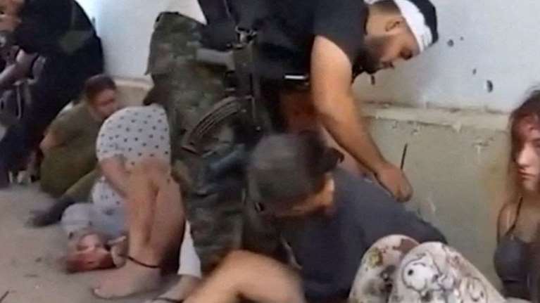 Ισραήλ: Βίντεο σοκ με γυναίκες ομήρους της Χαμάς μέσα στα αίματα - "Αυτές μπορούν να μείνουν έγκυες" - Προσοχή, σκληρές εικόνες