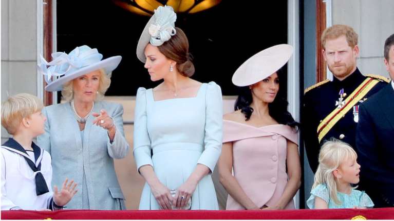 &quot;Ήταν όλα λάθος&quot;: Ο ράφτης των φορεμάτων των παρανύμφων &quot;καίει&quot; τη Μέγκαν Μαρκλ και εκθέτει την αλήθεια