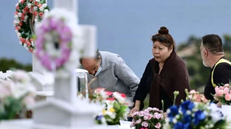 Γλυκά Νερά: Η μητέρα της Καρολάιν πέταξε την επιγραφή με την &quot;πολυαγαπημένη μου σύζυγο&quot; από το μνήμα, την έσπασε