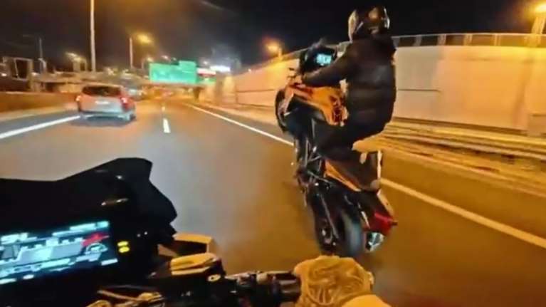 Αττική Οδός: Οδηγοί μηχανών έτρεχαν με πάνω από 250 χλμ./ώρα και έκαναν σούζες - Ταυτοποιήθηκαν δύο νεαροί