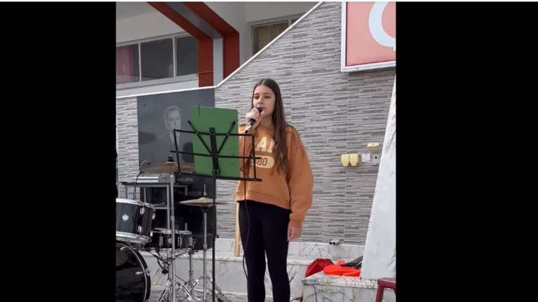 Κατεχόμενα: Συγκινεί Τουρκοκύπρια μαθήτρια που τραγουδάει Χαρούλα Αλεξίου σε εκδήλωση σχολείου [Βίντεο]