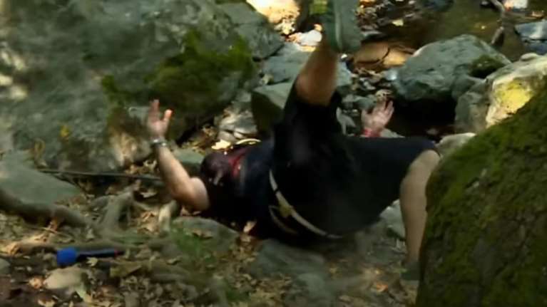 Η απίστευτη τούμπα του Γρηγόρη Αρναούτογλου σε μονοπάτι στο δάσος - Η αντίδραση του παρουσιαστή [βίντεο]