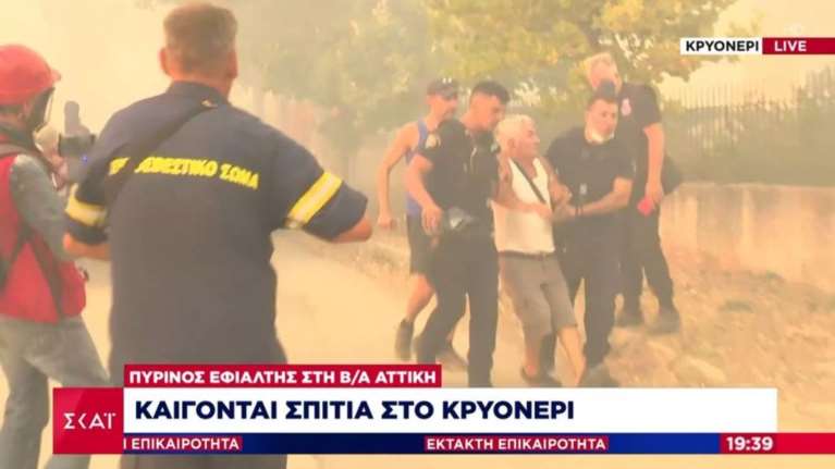 Φωτιά στο Κρυονέρι: Κάτοικος αρνείται να αποχωρήσει και αντιστέκεται - Τον καθησύχασε ο Στέλιος Πέτσας [βίντεο]