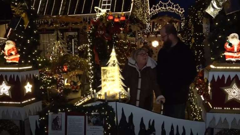 Γερμανία: Ζευγάρι άναψε 60.000 χριστουγεννιάτικα λαμπιόνια και έλαβε απειλητική επιστολή – Απάντησε με μήνυση [Βίντεο]