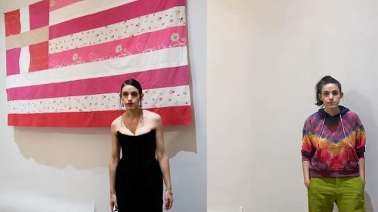 Ροζ ελληνική σημαία: Η φωτογραφία &quot;γροθιά&quot; της Λαλέ στον άδειο τοίχο μετά το κατέβασμα από την παρέμβαση Γεραπετρίτη