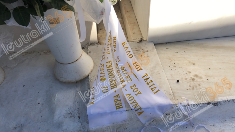 Έγκλημα στο Λουτράκι: Θλίψη στην κηδεία της 43χρονης - Τραγική φιγούρα η 20χρονη κόρη της [Εικόνες]