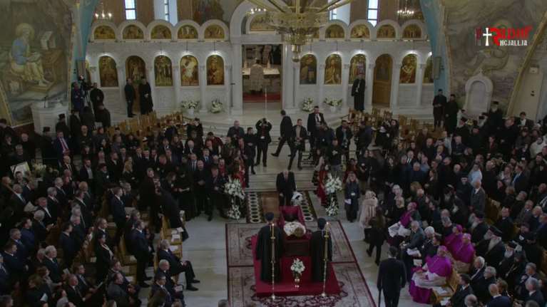 Η εξόδιος ακολουθία του Αρχιεπισκόπου Αλβανίας Αναστάσιου - Μητσοτάκης: Φωτεινό παράδειγμα σοφίας και δράσης