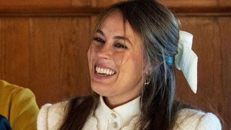 Νίνα Φλορ: Η πιο στιλάτη νύφη με Chanel ταγιέρ και θεϊκά μποτάκια - Η νέα φωτογραφία της bridal εμφάνισής της