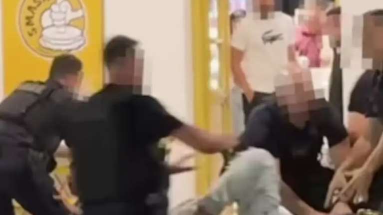 Μύκονος: Εικόνες χάους έξω από μπεργκεράδικο - Ιταλοί αντιστάθηκαν στη σύλληψη και πιάστηκαν στα χέρια με αστυνομικούς