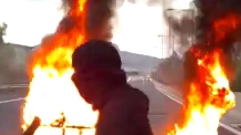 Επεισόδια με Ρομά στον Ασπρόπυργο: Διαμαρτυρία για τον θάνατο του 20χρονου - Εκαψαν κάδους, πετροπόλεμος με την αστυνομία