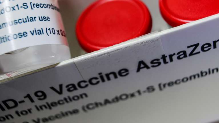 EMA: Δεν υπάρχει κίνδυνος που να συνδέεται με την ηλικία για το εμβόλιο της AstraZeneca - Οι 62 περιπτώσεις θρομβοεμβολών