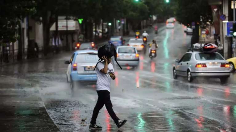 Άστατος ο καιρός σήμερα: Ισχυροί άνεμοι, τοπικές βροχές και υψηλές θερμοκρασίες