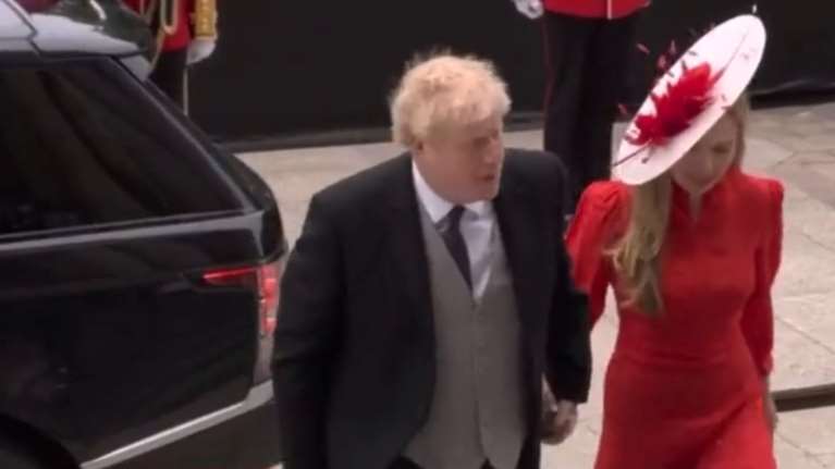 Μπόρις Τζόνσον: Αγρια γιουχαΐσματα μόλις έφτασε με τη σύζυγό του για το Πλατινένιο Ιωβηλαίο της Ελισάβετ [βίντεο]